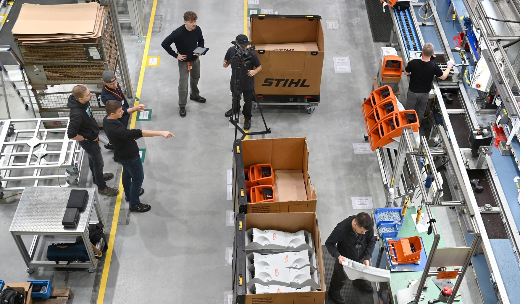 The image shows students using video analysis to optimise the production of garden shredders, the first product manufactured by the Langkampfen-based gardening equipment company.