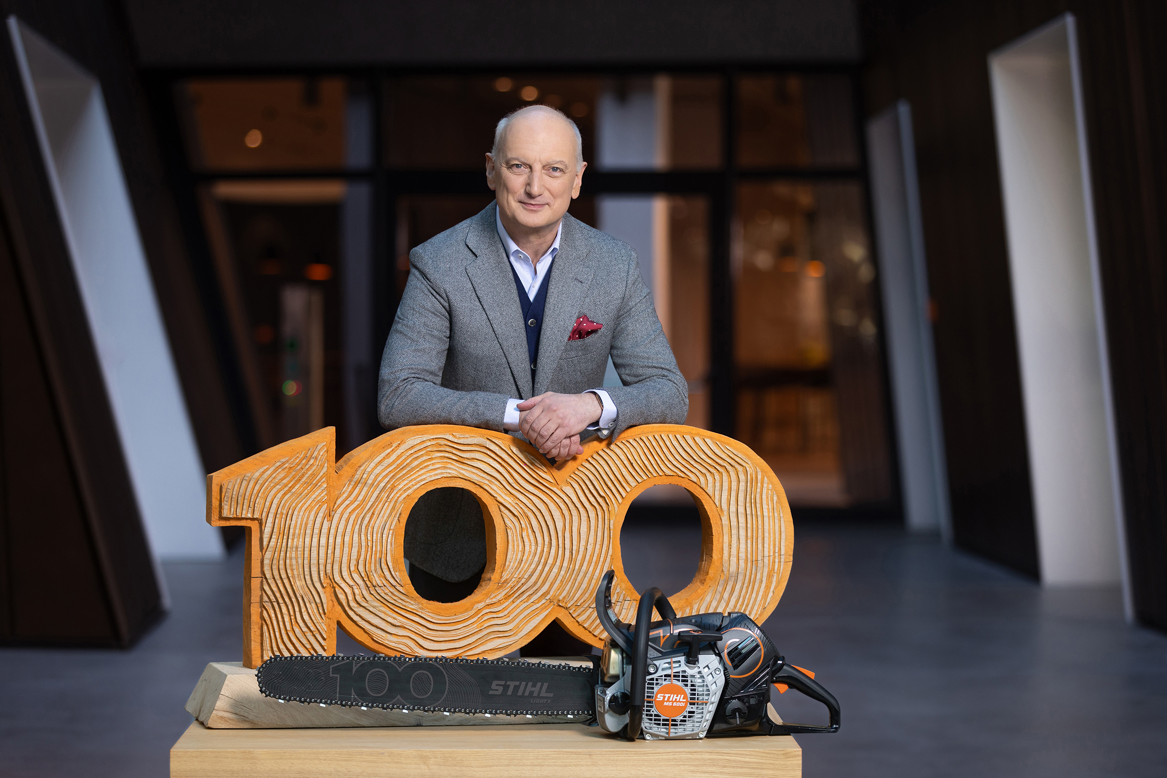 Nikolas Stihl, Vorsitzender des STIHL Beirats und Aufsichtsrats, präsentiert anlässlich des 100-jährigen Firmenjubiläums die Jubiläumssäge STIHL MS 500i Centennial Edition.