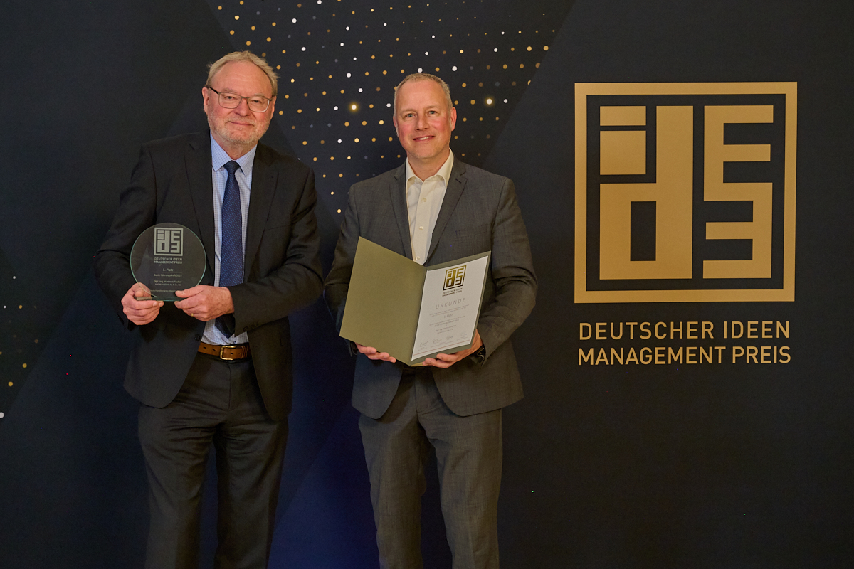 Bei der Preisverleihung: Preisträger Hartmut Fischer und Rainer Widmann, Leiter des Ideenmanagements bei STIHL.