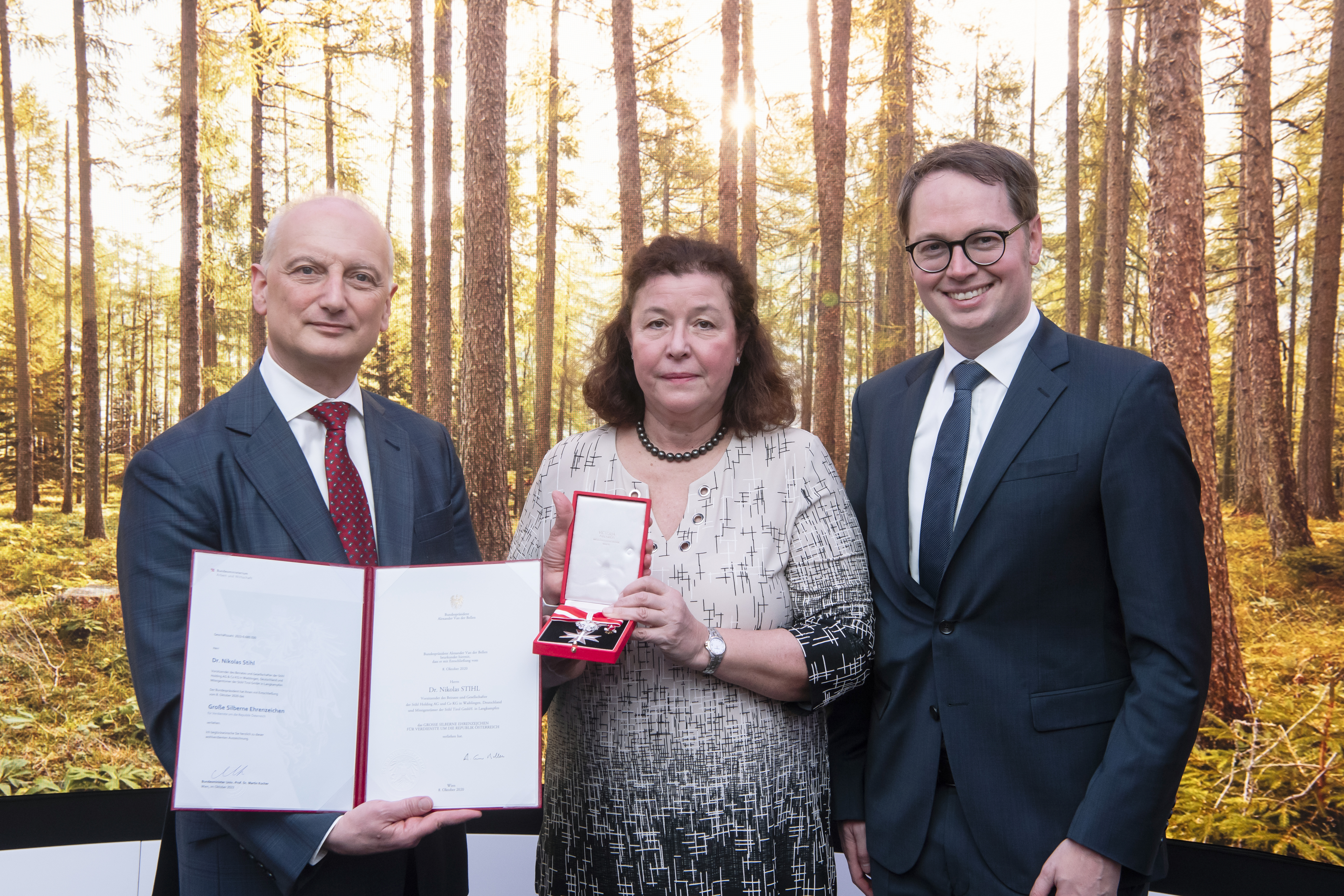 Dr. Eva Maria Ziegler presents the medal of honour to Dr. Nikolas Stihl in the presence of Sebastian Wolf